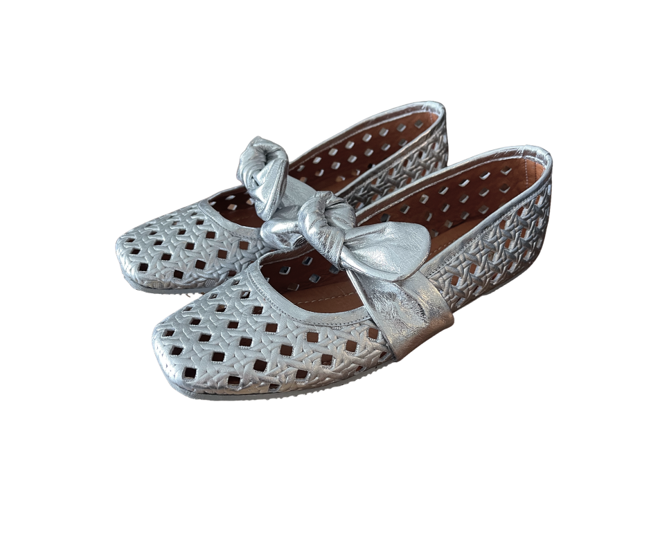 Bailarina en curo diseño perforado color plata