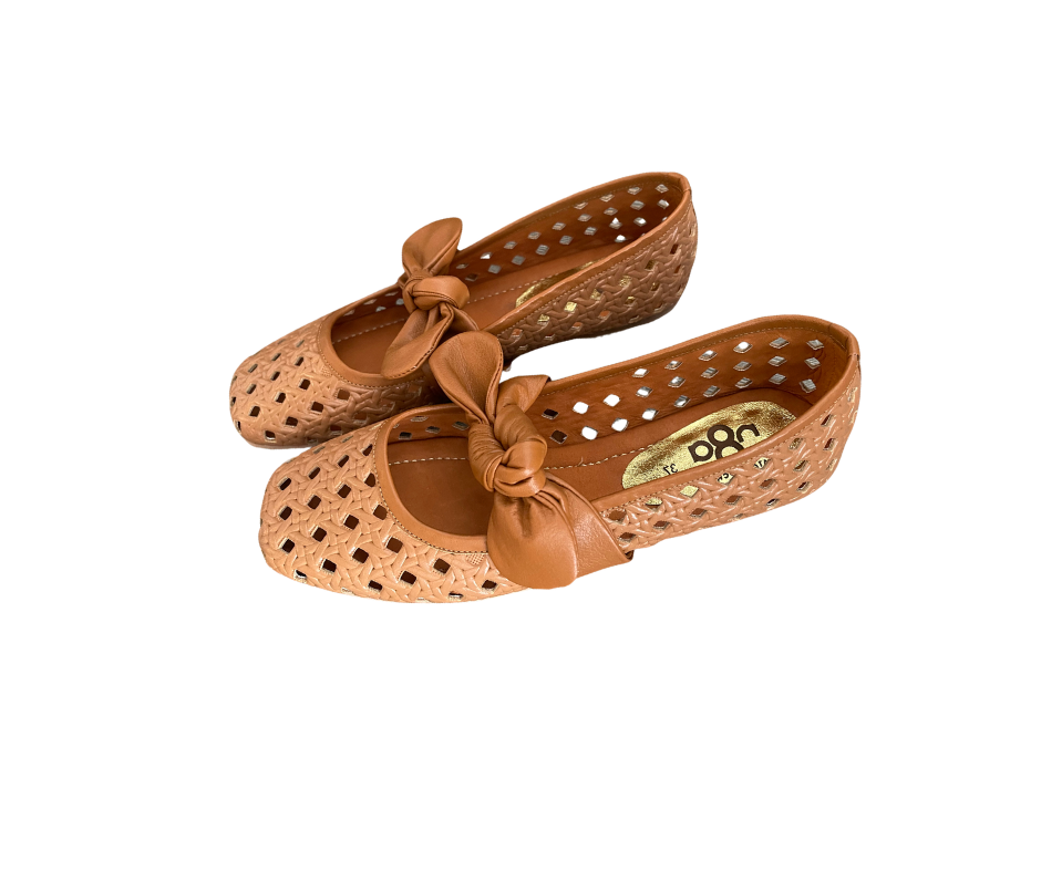 Bailarina en cuero perforado color miel