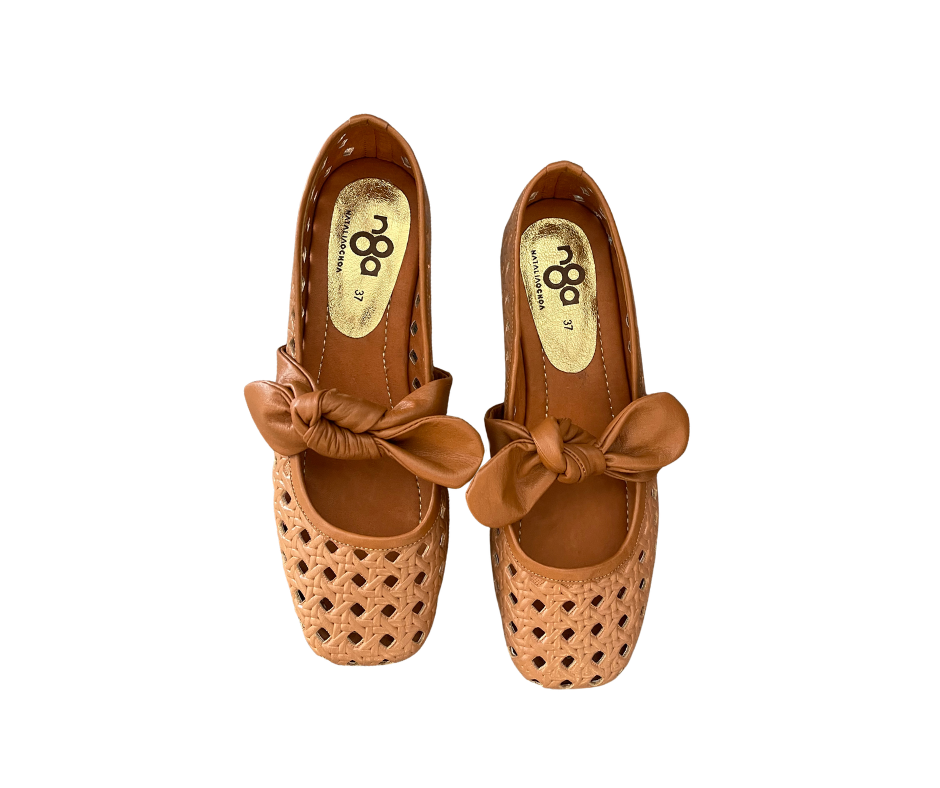 Bailarina en cuero perforado color miel